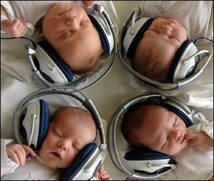 Cukik zenére alszanak